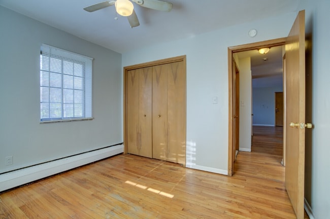 Building Photo - 4865 Cadieux Rd