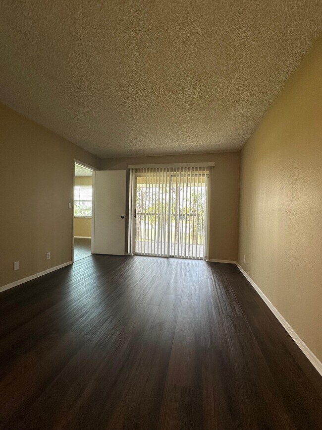 Building Photo - 1528 SE Royal Green Cir