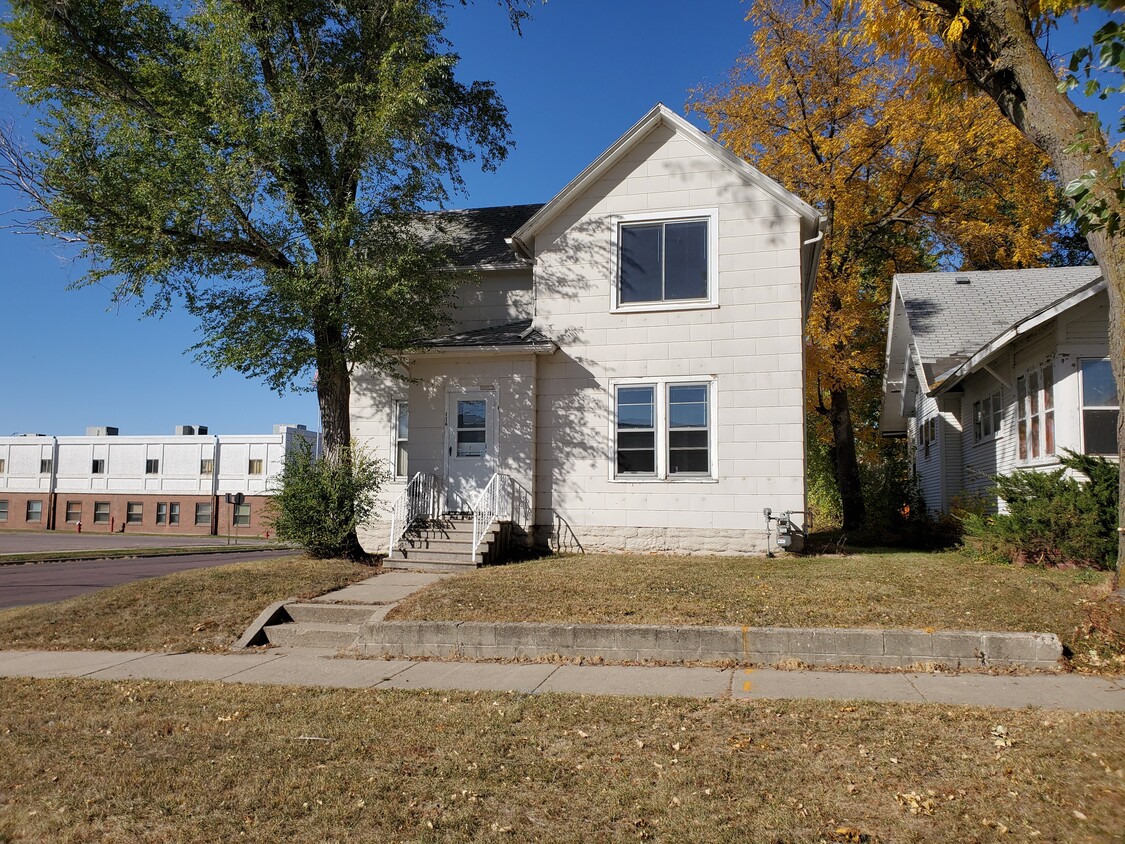 Primary Photo - 116 W 4th St