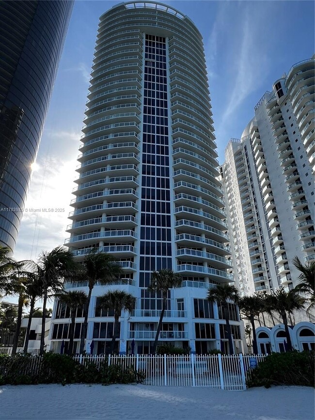 Foto del edificio - 18671 Collins Ave
