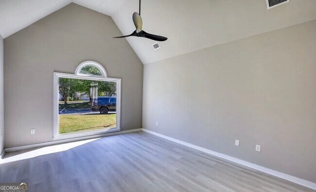 Building Photo - 2111 Highland Club Dr SE