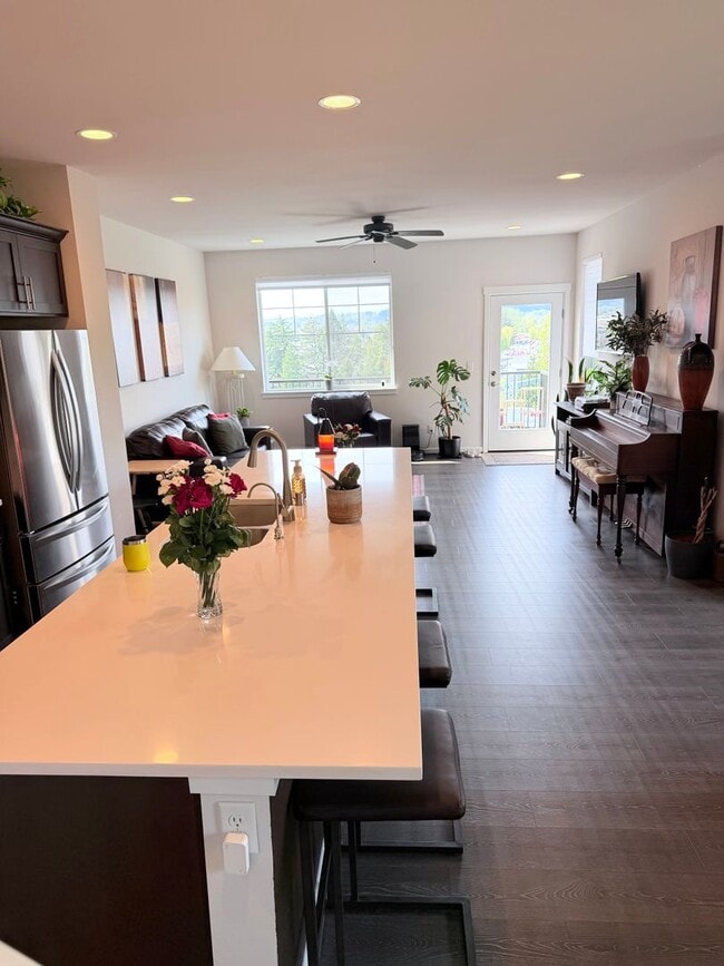 Building Photo - Hilltop Luxury Townhome with Stunning Valley Sunset Views