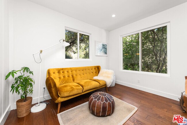 Foto del edificio - 800 N Topanga Canyon Blvd