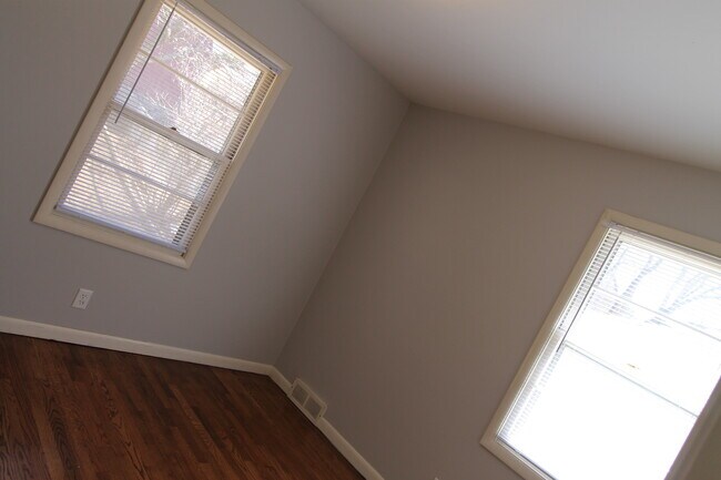 Building Photo - Perfect 3BR 2 Bathroom Home with a finishe...