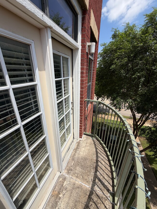 Foto del edificio - 1205 Beaconsfield Ln
