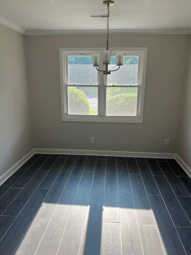 Building Photo - 11 Oakcrest Trail NE