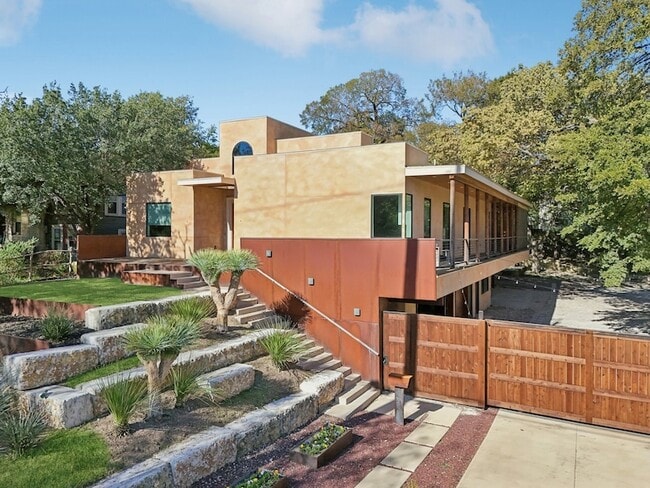 Building Photo - 8635 San Leandro Dr