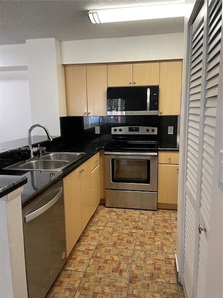 Foto del edificio - 570 S Park Rd