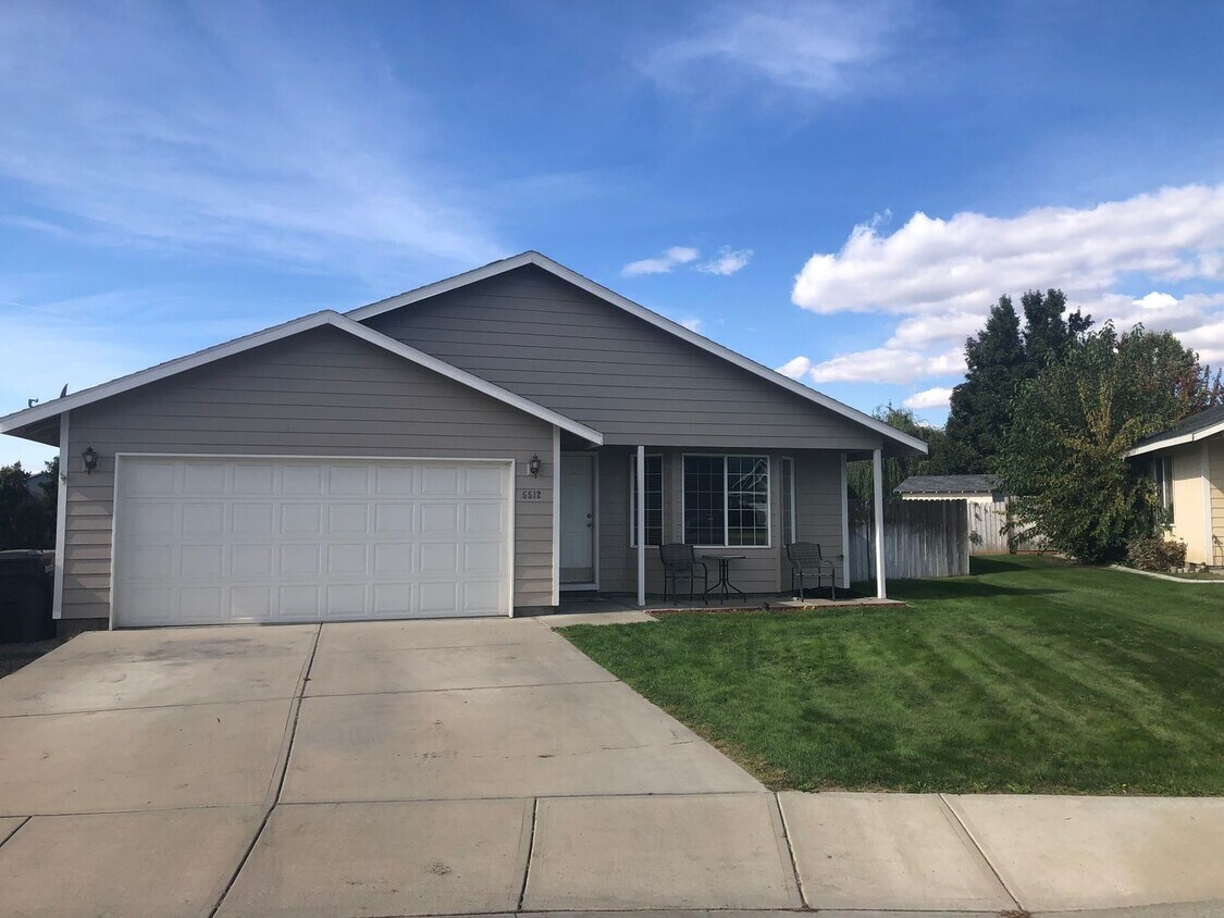 Foto principal - 3 bed|2 bath house with NEW PAINT & CARPET!