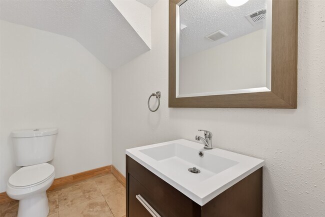 Foto del edificio - 16117 Singapore Ln