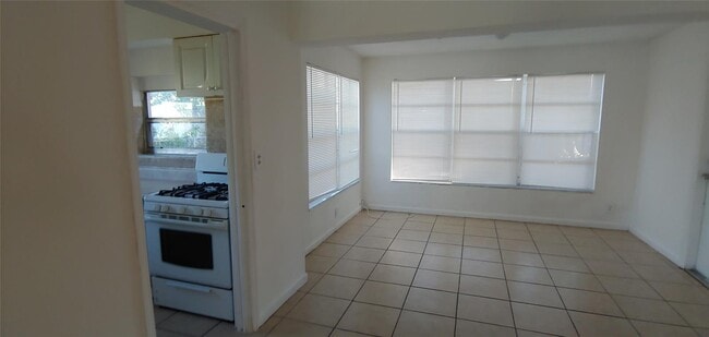 Building Photo - 830 NW 38th Ave