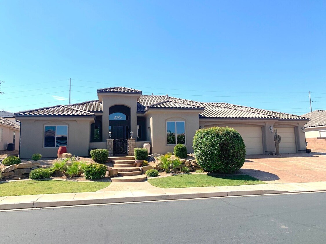 Foto principal - This Gorgeous Home is in the Tonaquint Ter...