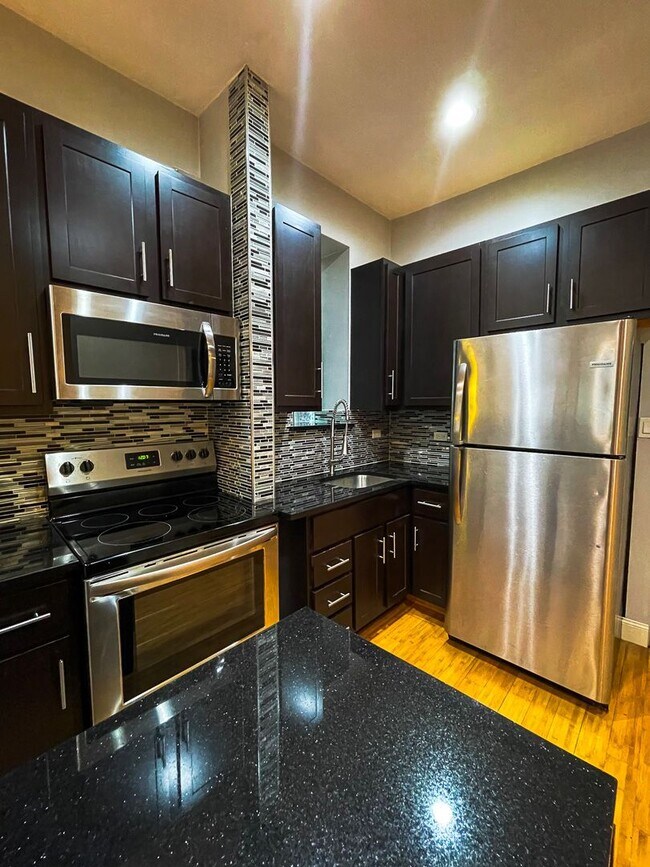 Foto del edificio - 2152 W Division St