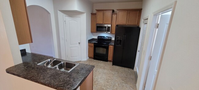 Foto del edificio - Spacious 3/3 townhome + attached 2-car gar...