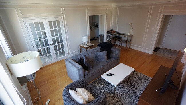 Living Room - 10 W Elm St