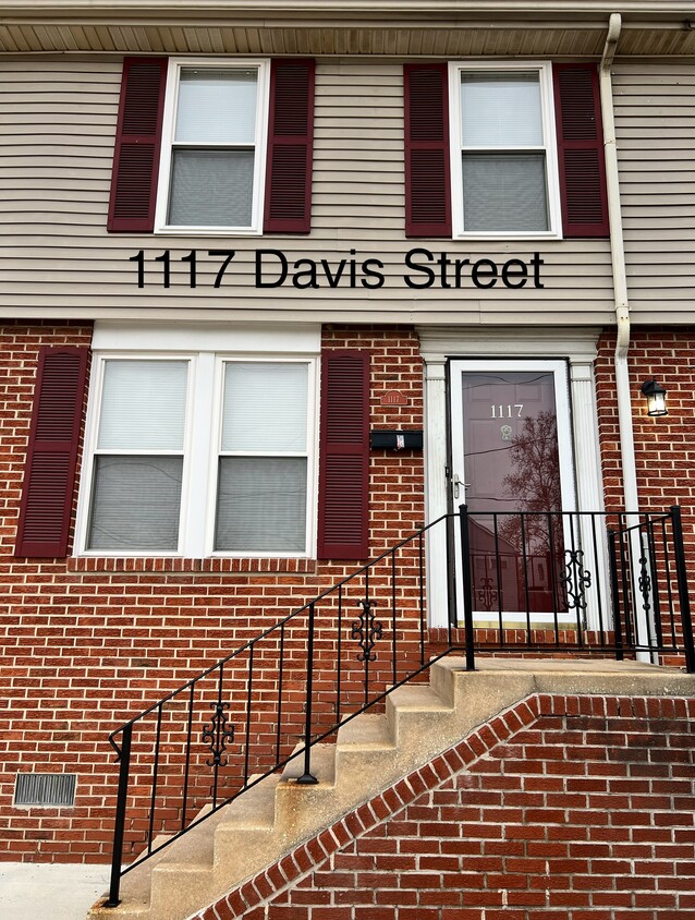 Primary Photo - 1117 Davis St