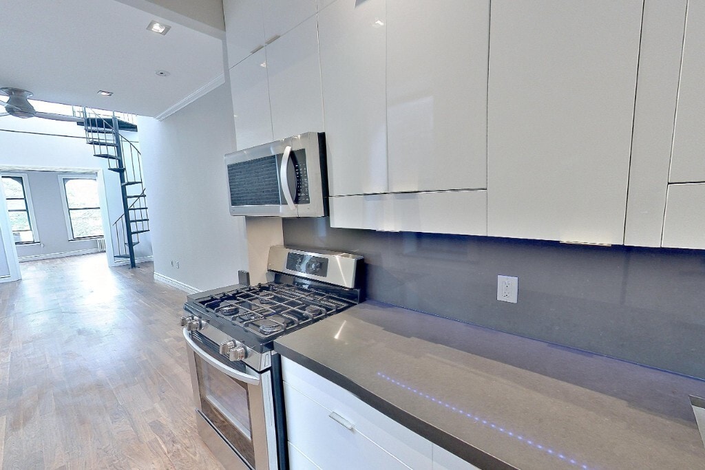 Foto principal - 321 E 10th St