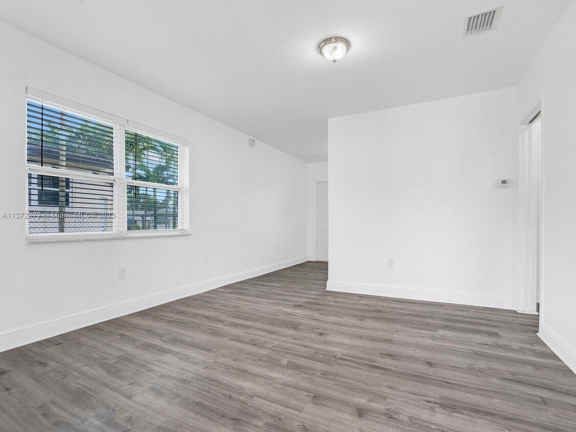 4070 NW 65th Ave Unit 4074, Virginia Gardens, FL 33166 Room for Rent