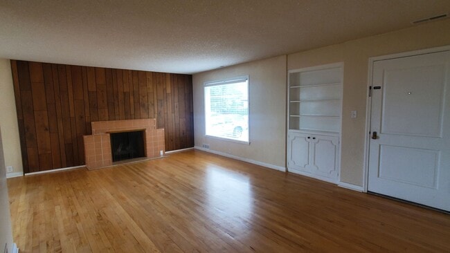 Building Photo - Spacious 2 Bd Main Level Duplex