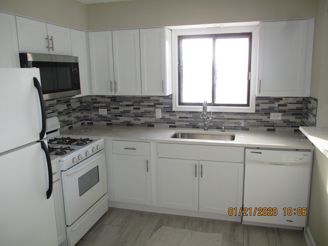 Primary Photo - 8611 Lexington Cir