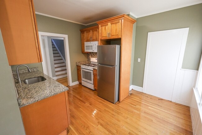 Building Photo - 129 Draper St