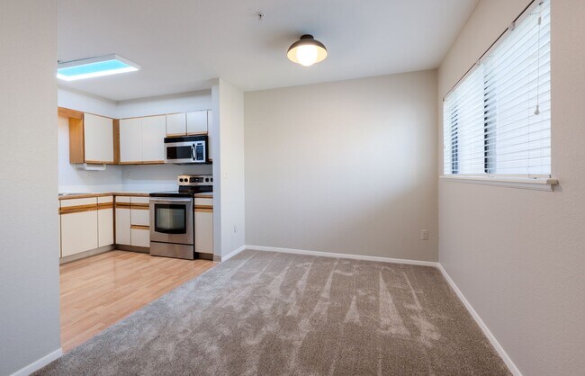 Building Photo - Bright 2Bd/2Ba Condo with Detached 1-Car G...