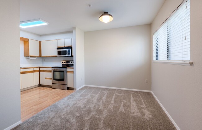 Foto del edificio - Bright 2Bd/2Ba Condo with Detached 1-Car G...