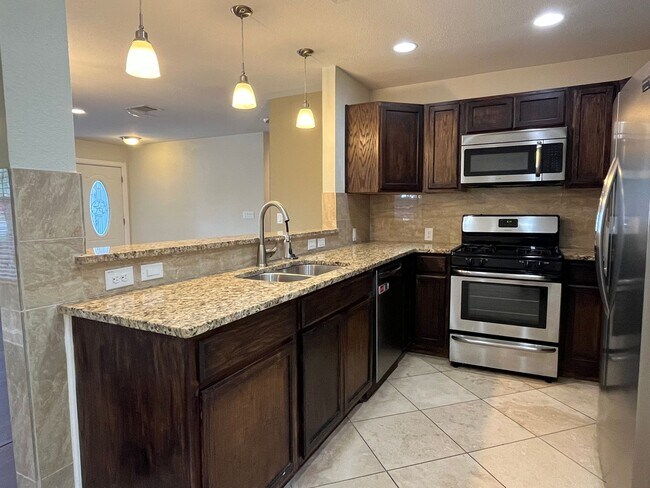 Building Photo - 3 Bedroom, 2 Bathroom Close to Downtown