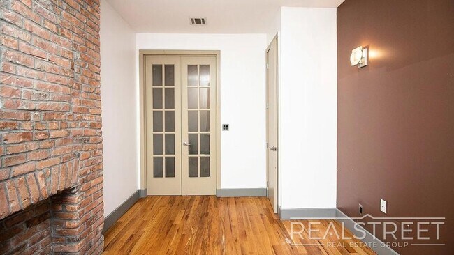 Foto del edificio - Gut-Renovated 3BR + Massive Finished Basement | Backyard, Laundry & HVAC | Bushwick