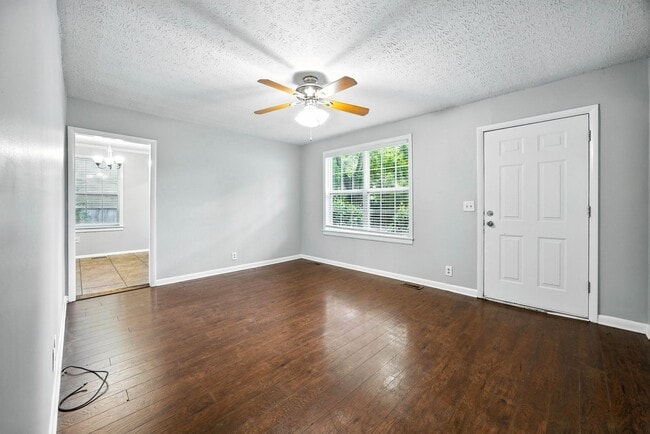 Building Photo - 203 Creekside Dr