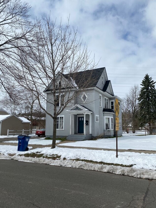 406 Garfield Ave Unit Lower Apartment, Wausau, WI 54401 Room for Rent