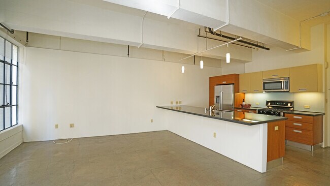 Building Photo - 746 S Los Angeles St