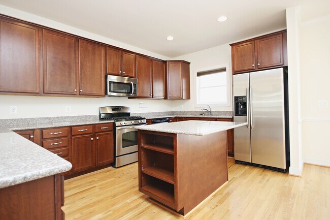 Foto del edificio - Spacious End-Unit Pantops Townhome