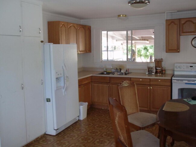 Foto del edificio - 3 bed/1.5 bath with large yard.