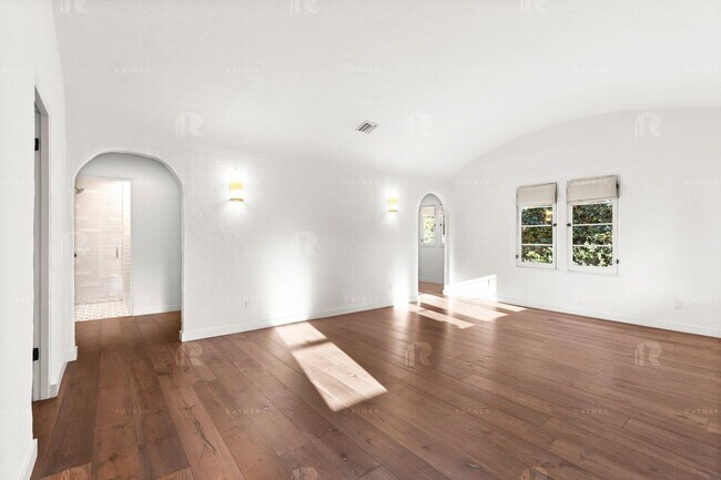 Foto del edificio - Newly REMODELED Mediterranean style 3 bed ...