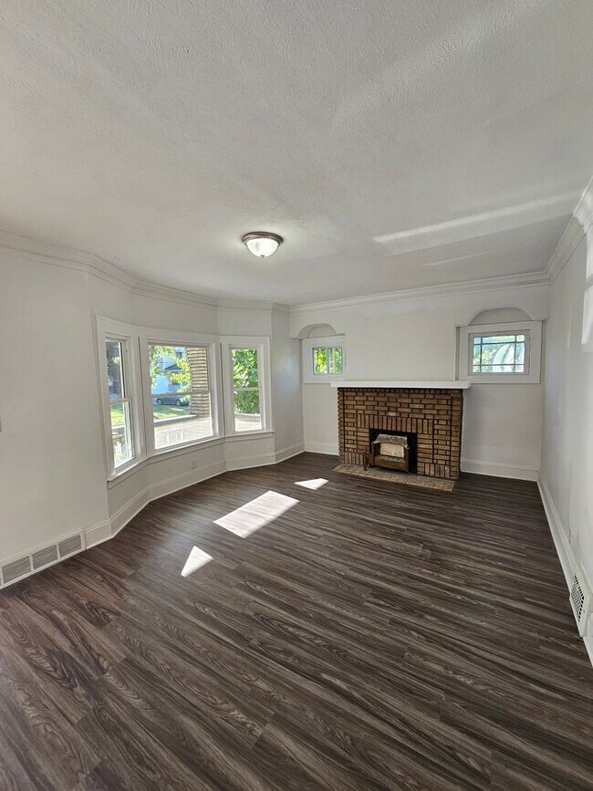 Foto del edificio - Newly Updated 2 Bedroom Unit