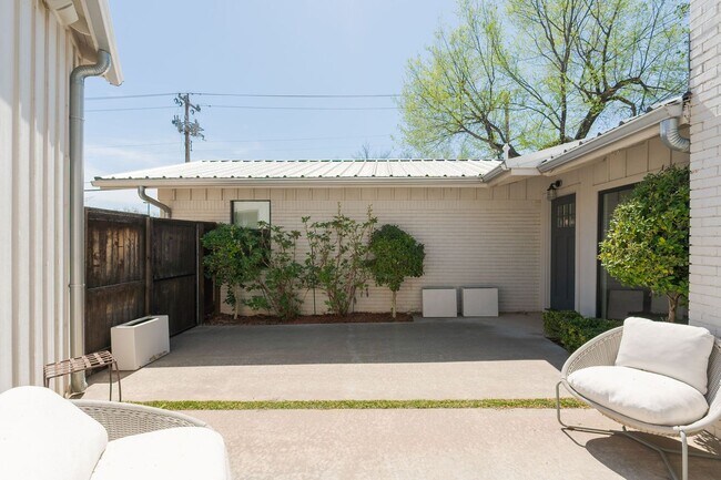 Foto del edificio - Beautiful Home in Nichols Hills + 3 bedrooms