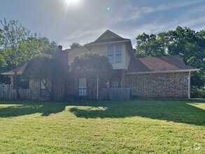 Building Photo - 104 NE Timber Ridge Dr