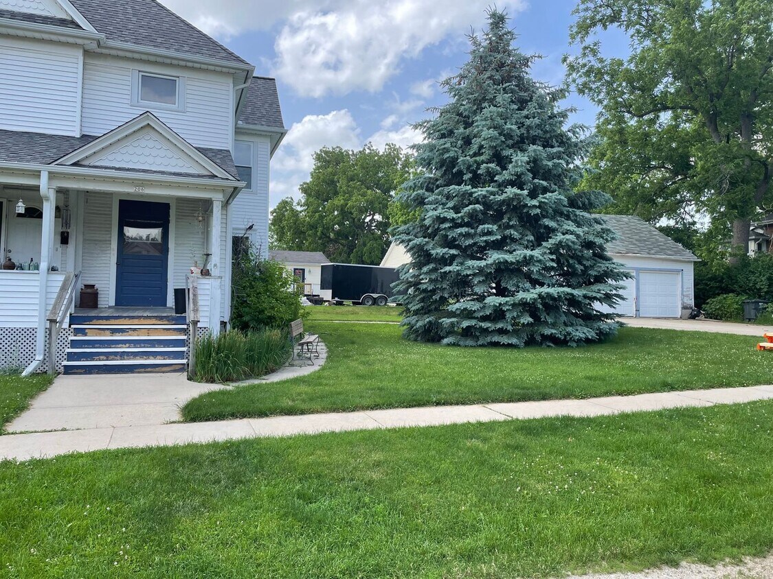 Primary Photo - 206 Oak St