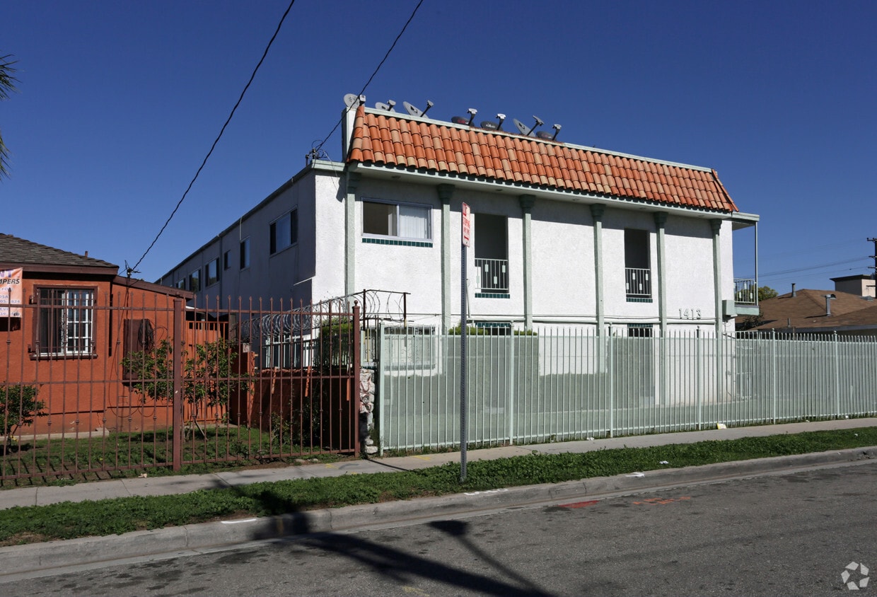 Building Photo - 1413 W 105th St
