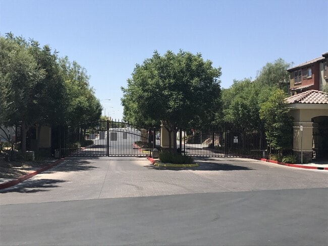 Foto del edificio - Coming Soon - 3 Story Town Home - Gated Community / Pool