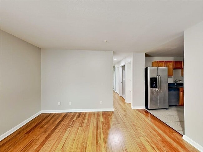 Foto del edificio - 1020 Camelot Dr