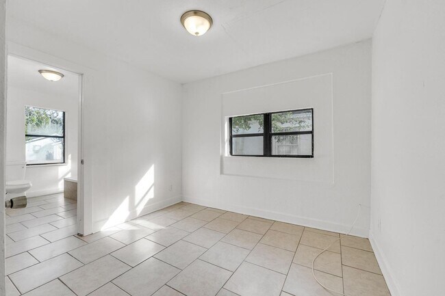 Foto del edificio - 1830 W 27th St