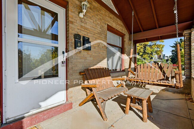 Building Photo - Spacious Duplex with Off Street Parking in the Highlands!