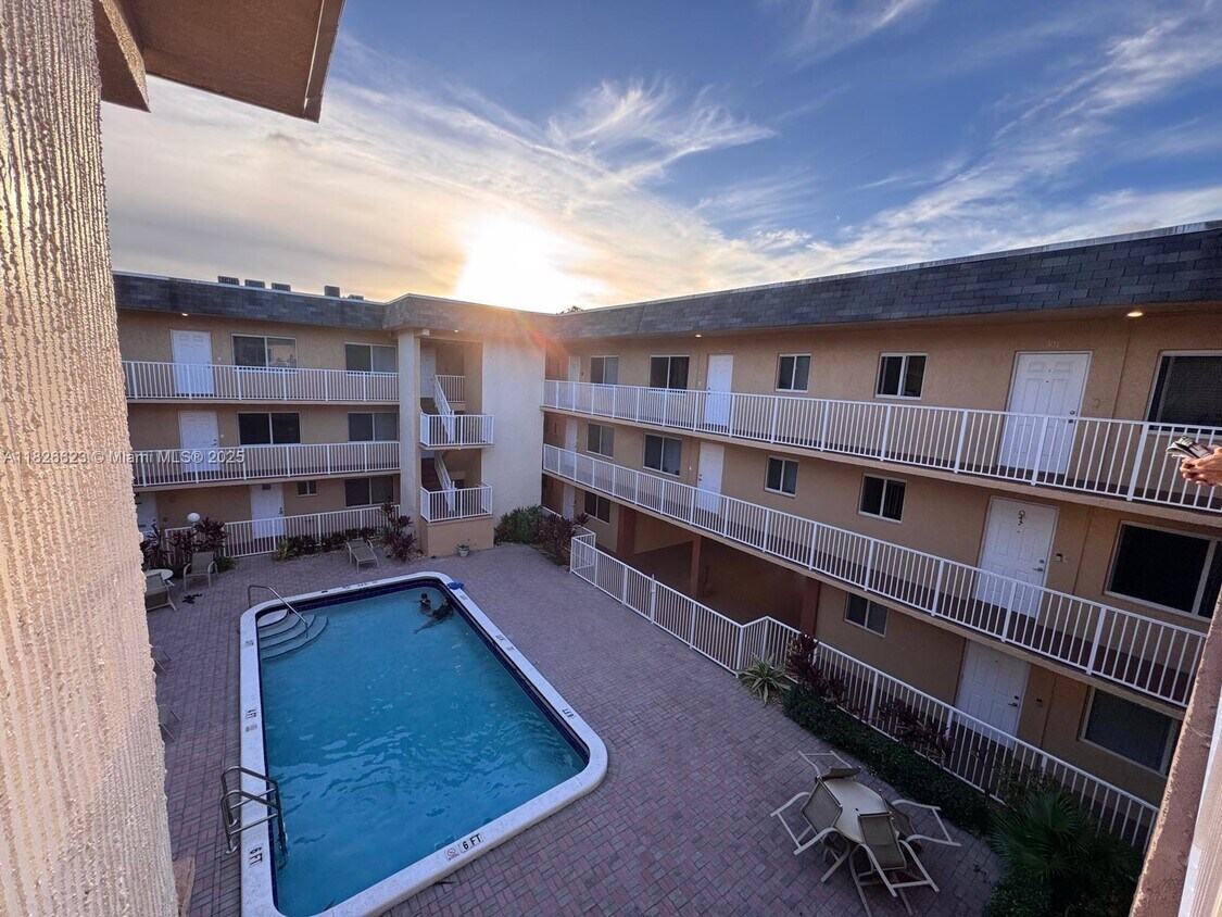 Foto principal - 7910 Taft St