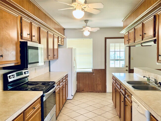 Foto del edificio - 225 Crest Hill Dr