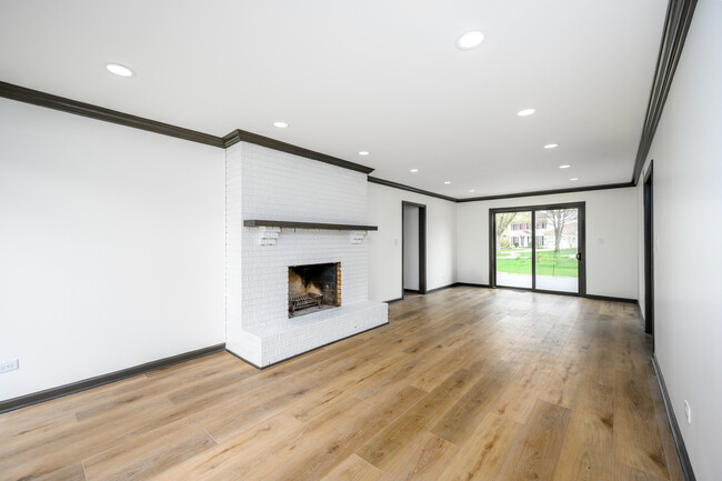Building Photo - 1072 S Naper Blvd