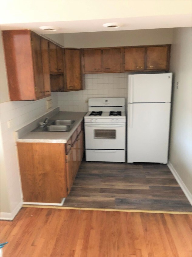 Kitchen - 5420 N Kenmore Ave