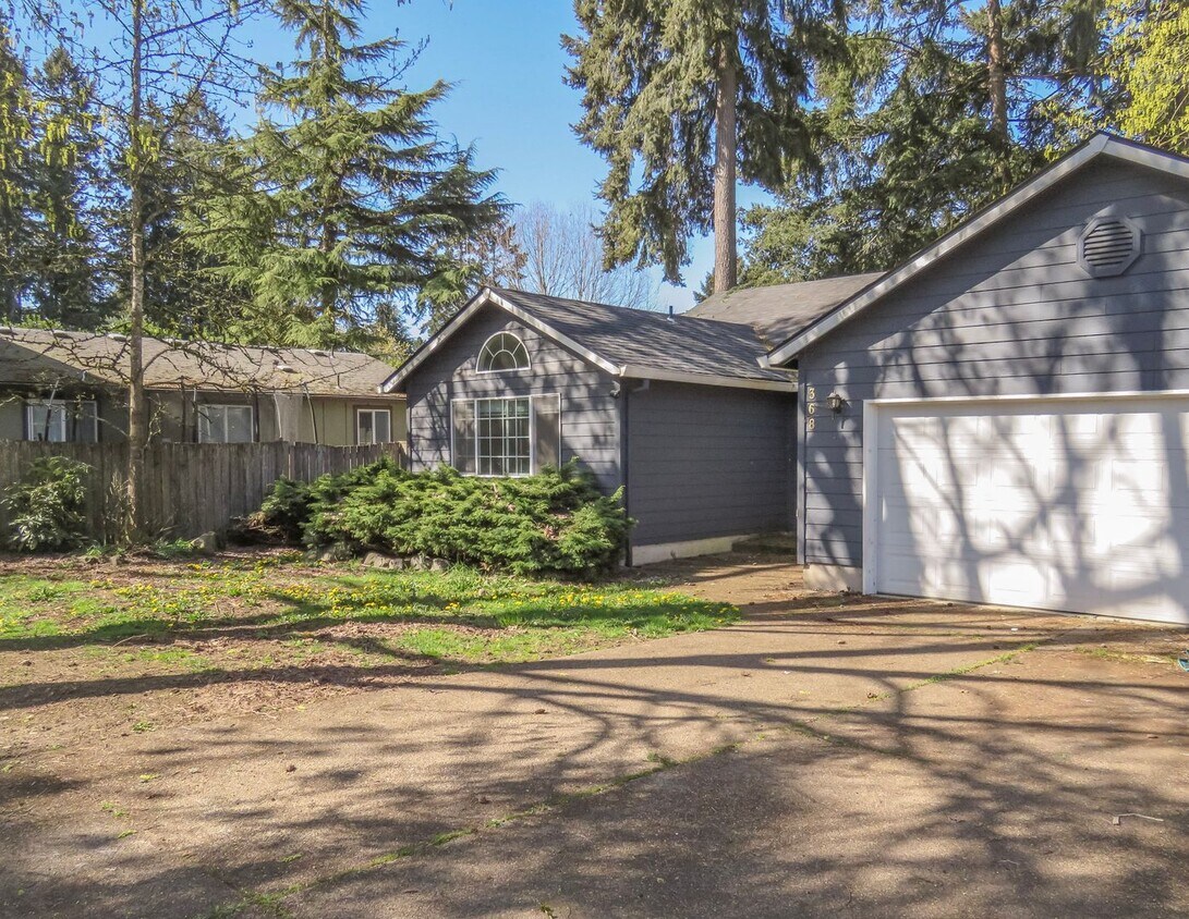 Foto principal - 3 Bedroom 2 Bath Ranch Home Coming soon !
