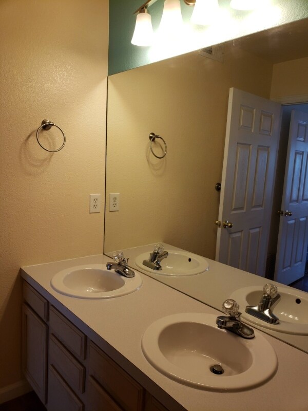 Foto del edificio - 5225 White Willow Dr